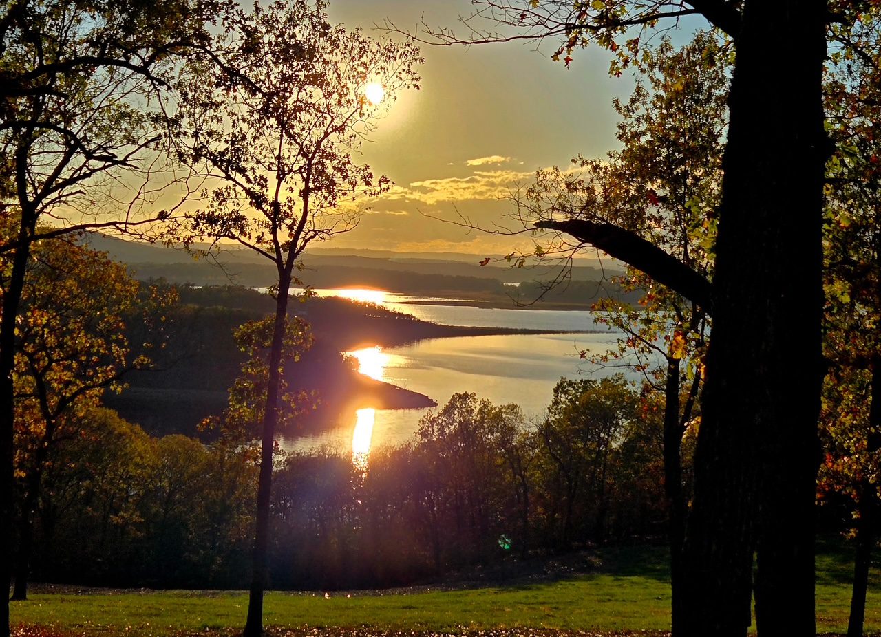 Bull Shoals Lake at Falling Stars — glamping between Branson, MO and Mountain Home, AR